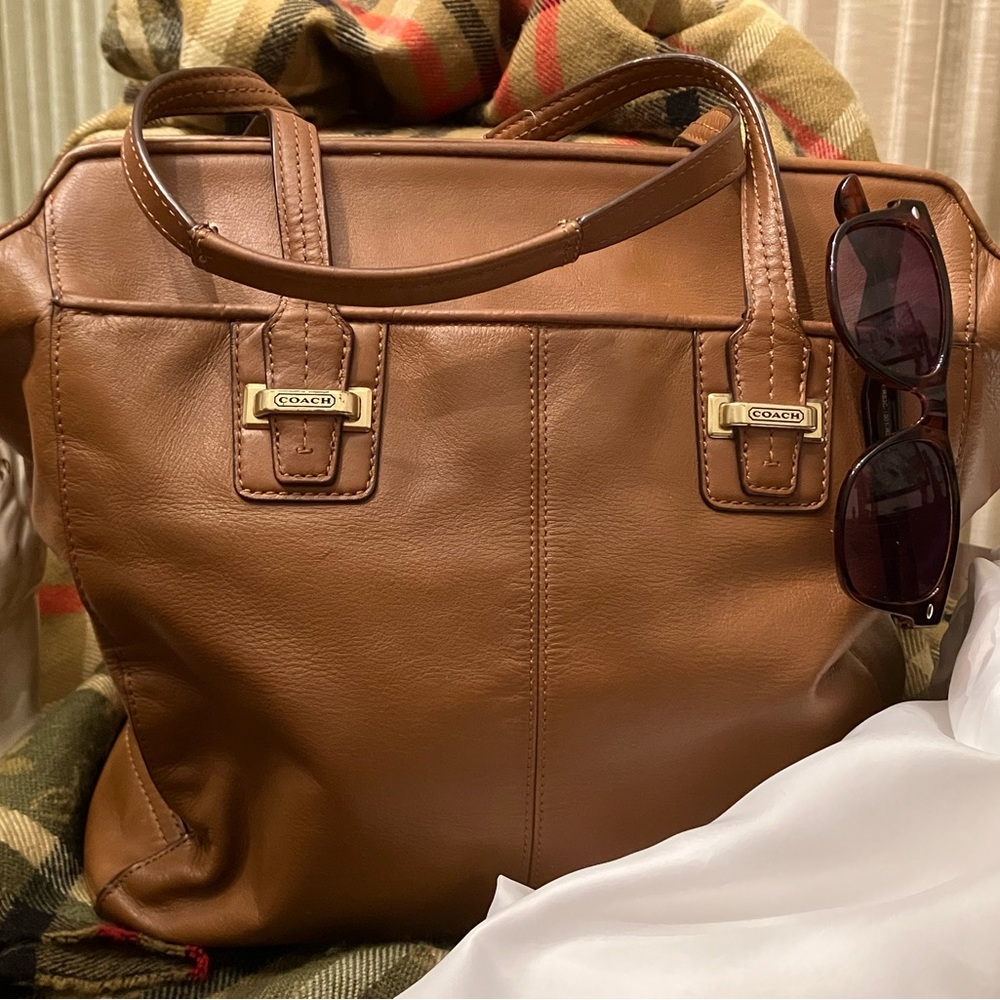 Coach Taylor Leather Tote.        North South F25941. - Picture 2 of 9